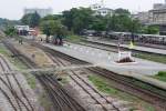 Blick Richtung Hua Lamphong vom bergangssteg auf den Bahnsteig fr die Zge der Northern- und North-Eastern-Line des Bf.