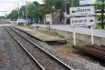 Der nur dem Nahverkehr dienende Bahnsteig des Gleises in Richtung Hua Lamphong der Hst.