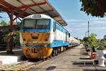 Die 70104 des Unternehmens TPIPL bei einem Halt am 31. Juli 2017 mit vielen Kesselwagen im Bahnhof Lamphun. 

An diesem Tag war ich mit einem Zug von Chiang Mai nach Bangkok unterwegs. Das Bild zeigt rechts den Halt meines Zuges im Bf. Lamphun. Das Vornehemen war schon noch etwas risikofreudig, denn mein Zug machte im Bahnhof einen nur rund zwei minütigen Halt.