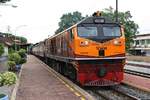GEA 4552 (Co'Co', de, General Electric, Bj.1995) vor dem RAP 102 (Chiang Mai - Bangkok Hua Lamphong) am 21.Mai 2018 in der Ban Takhli Station.