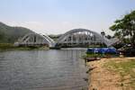 Die 1919 fertiggestellte 87,3m lange Tha Chomphu Bridge über den Mae Nam Tha, von den Einheimischen Saphan Khao (=Weiße Brücke) genannt, gilt als eines der Wahrzeichen der Provinz