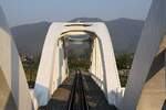 Die 1919 fertiggestellte 87,3m lange Tha Chomphu Bridge über den Mae Nam Tha, aufgenommen am 23.März 2023 durch die Stirnwandtüre des letzten Wagens des RAP 102.
