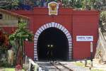 Getöse in der Röhre! - Was nähert sich? - Der EXP 51 (Krung Thep Aphiwat - Chiang Mai) schickt sich an, den Khun Tan Tunnel zu verlassen.