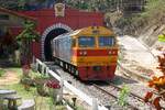 HID 4509 (Co'Co', de, Hitachi, Bj.1993) vor dem EXP 51 (Krung Thep Aphiwat - Chiang Mai)   hat am 23.März 2023 den Khun Tan Tunnel verlassen und fährt in die Khun Tan Station ein.