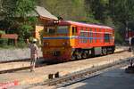 ALS 4132 (Co'Co', de, Alsthom, Bj.1974) fährt am 23.März 2023 als Lokzug von Nakhon Lampang nach Tha Chomphu durch die Khun Tan Station.