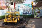 Am Hausbahnsteig der Nakhon Lampang Station ausgestellter Kleinwagen.