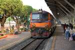 ALS 4150 (Co'Co', de, Alsthom, Bj.1974) fährt am 25.März 2023 mit dem RAP 102 (Chiang Mai - Krung Thep Aphiwat) in die Nakhon Lampang Station ein.