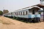 Südlich, gleich neben der alten Uttaridt Station steht ein Unterrichtszug der aus 4 von Cravens gebauten Altbau-Reisezugwagen besteht. - Beim ersten Wagen, welcher als  The Learning Resources Carriage for the King  bezeichnet ist, handelt es sich um den ehemaligen บสพ. 17 (บสพ. =BTV./Bogie Third Class & Van, Hersteller: Cravens Railway Carriage & Wagon Company/Sheffield, Bauj. 192?). Bild vom 26.März 2023.