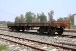 บ.ข.ถ. 85 (บ.ข.ถ. = B.F.W./Bogie Flat Wagon) am 26.März 2023 im Gelände der Sila At Station.