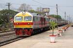 HID 4510 (Co'Co', de, Hitachi, Bj.1993) fährt am 28.März 2023 mit dem RAP 102 (Chiang Mai - Krung Thep Aphiwat) in die Den Chai Station ein.