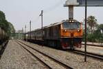 GEA 4542 (Co'Co', de, General Electric, Bj.1995) fährt am 29.März 2023 mit dem RAP 112 (Den Chai - Krungthep Aphiwat) in die Pak Nam Pho Station ein.