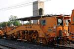 SRT อน.26 (อน.=TM./Tamping Machine) eine Gleisstopfmaschine (Hersteller: Plasser & Theurer, Type 08-16 3S, Baujahr: 2017, Fab.Nr.: 6613) am 30.März 2023 in der Nakhon