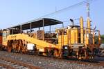 SRT อน.26 (อน.=TM./Tamping Machine) eine Gleisstopfmaschine (Hersteller: Plasser & Theurer, Type 08-16 3S, Baujahr: 2017, Fab.Nr.: 6613) am 30.März 2023 in der Nakhon