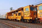 SRT บสน.6, ein Dynamischer Gleisstabilisator (Plasser & Theurer, Type DGS 62 N, Baujahr: 2017, Fab.Nr.: 6615) am 30.März 2023 in der Nakhon Sawan Station.