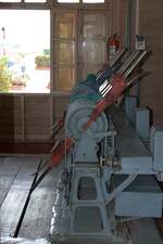 Blick vom Bahnsteig in das, im Bahnhofsgebäude integrierte Stellwerk der Bak Pan Station am 22.März 2025.