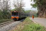 LOC 408 (Chiang Mai - Nakhon Sawan) mit dem NKF 1254 als erstes Fahrzeug am 22.März 2025 beim Strecken-Km 547,50 der Northern Line.