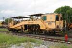 SRT อน.16 (อน.=TM./Tamping Machine) eine Gleisstopfmaschine (Hersteller: Plasser & Theurer, Type 08-16 3S, Baujahr: 2002, Fab.Nr.: 2.986) am 30.Mai 2025 in der Den Chai