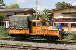 SRT รบน.025, ein meterspuriger Oberbauwagen der deutschen Type Klv51, am 02.Juni 2025 in der Lop Buri Station.