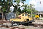 SRT รบน.011, ein meterspuriger Oberbauwagen der deutschen Type Klv51, am 27.Februar 2026 in der Taphan Hin Station.