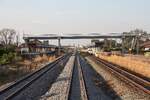Im Rahmen des aktuellen Modernisierungsprogram der SRT wurde beim zweigleisigen Ausbau Lop Buri - Pak Nam Pho auch die Khok Kathiam Station neu errichtet und in Khok Kathiam Junction umbenannt und am 05.Dezember 2025 die neu errichtete Umfahrung Lop Buri in Betrieb genommen. - Im Bild vom 27.Februar 2026 die neuen Gleise der Umfahrung und rechts das Gleis der alten Northern Line.