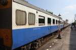 EXP 52 (Chiang Mai - Bangkok) beim planmäßigem Halt am Mittelbahnsteig im Bf.