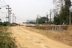 Das aktuellem Modernisierungsprogramm der SRT enthält unter Anderem auch den Bau einer 323 km langen zweigleisigen Meterspur-Strecke von Den Chai nach Chiang Khong. - Im Bild vom 21.März 2025 der Trassenbau bei Na Chak, Phrae (18.119858, 100.169914).