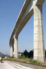 Muak Lek Station mit dem 48m hohen und 4,8Km langen SRT Muak Lek Viadukt. - Bild vom 03.Dezember 2025.