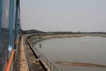 Streckenf�hrung auf Stelzen durch den Jolasid Stausee beim Strecken-Km 164,0 der Northeastern Bua Yai Branch Line.