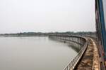 Streckenf�hrung auf Stelzen durch den Jolasid Stausee beim Strecken-Km 164,0 der Northeastern Bua Yai Branch Line.
