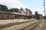 Bf. Ubon Ratchathani, Blickrichtung Bangkok, am 15.Juni 2011. Am Hausbahnsteig steht der SP EXP DRC 22 mit Abfahrt um 14:50 nach Bangkok bereit, und am Inselbahnsteig der RAP 144 mit Abfahrt um 15:05 ebenfalls nach Bangkok.

