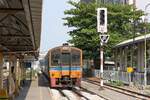 NKF 1239 als erstes Fahrzeug des Sp.COM 390 (Chachoengsao - Hua Lamphong) fährt am 25.März 2024 in die Hua Mak Station ein.