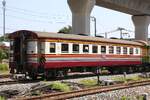 บชส. 1342 (บชส. =BTC./Bogie Third Class Carriage) als letztes Fahrzeug des COM 367 (Hua Lamphong - Chachoengsao) am 01.März 2026 in der Hua Mak Station.
