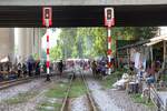 Sonnt�glicher Markt entlang der Bahntrasse bei der Khlong Tan Station am 31.Mai 2026. - Und ja, stehts bem�ht mich zu integrieren stand auch ich im Gleisbereich.