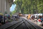 ADD 4404 (Co'Co', de, Alsthom, Bj.1985) n�hert sich am 31.Mai 2026 mit dem 
ORD 278 (Kabin Buri - Hua Lamphong) durch den sonnt�glich stattfindenden Markt fahrend der Khlong Tan Station.