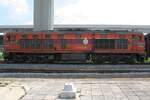 ADD 4404 (Co'Co', de, Alsthom, Bj.1985) am 31.Mai 2026 vor dem 
ORD 278 (Kabin Buri - Hua Lamphong) in der Khlong Tan Station.