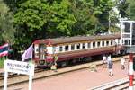 บชส. 1042 (บชส. =BTC./Bogie Third Class Carriage; die BTC. 1027 - 1132 wurden von 1968-1973 im Workshop Makkasan hergestellt) am 03.Juni 2026 als letztes Fahrzeug des ORD 278 (Kabin Buri - Hua Lamphong) in der Phra Chom Klao Station.