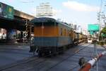 บ.พ.ห.50007 (บ.พ.ห.= B.B.V./Bogie Brake Van) am 06.Dezember 2025 als letztes Fahrzeug des Freight 2133 (Mae Nam - Bang Sue) auf der EK mit der Rama IV Road der Mae Nam Line.