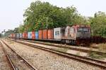 QSY 5218 (Co'Co', de, CRRC Qishuyan, Bj.2021) f�hrt am 19.April 2026 mit dem Freight 854 (Laem Chabang Port - Inland Container Depot) durch die Si Racha Junction.