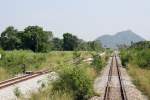 Nrdliche Einfahrtsbereich des Bf. Bang Phra, Blickrichtung Sattahip Port, mit dem durch den zweigleisigen Ausbau neu errichtetem Gleis im Bild links. Bild vom 15.Mai 2012. 

