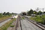 Bf. Chon Buri, Blickrichtung Sattahip Port, mit dem durch den zweigleisigen Ausbau neu errichtetem Bahnsteig und Gleis im Bild links. Bild vom 15.Mai 2012. 
