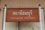 Das klassische Bahnhofschild des Bahnhof Thonburi.
