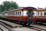 บชส. 1076 (บชส. =BTC./Bogie Third Class Carriage) am 01.Mai 2022 als letztes Fahrzeug des ORD 251 (Thon Buri - Prachuap Khiri Khan) in der Thon Buri Station.