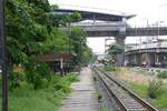 Bahnsteig für Züge in Richtung Taling Chan der Charansanitwong Station am 28.April 2023.