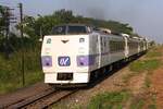 KIHA 183-219 als letztes Fahrzeug eines Ecxursion Train von Kanchanaburi nach Hua Lamphong fährt am 24.März 2024 aus der Sala Ya Station.