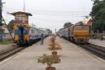 Mittelbahnsteig des Bf. Nakhon Pathom, Blickrichtung Bangkok, am 06.Dezember 2010. Links der Dampfsonderzug 9002 nach Bangkok und rechts die ADD 4415 vor einem ORD.