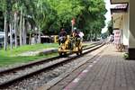 Überascht von der Drainsine: SRT Draisine durchfährt den Bahnhof Saphan Kwai Yai.