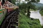 GEK 4017 mit dem ORD 486 von Nam Tok nach Nong Pla Duk Junction auf der Trestle-Brücke zwischen dem Bahnhof Tham Krasae und der Station Saphan Tham Krasae. 
Rechts fliesst der Kwai Noi der den Zug bis zur Station Thanon Songpol (1 Station vor Nong Pla Duk Junction) begleitet.  6. August 2017