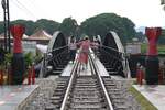 Gleich anschließend nach der Saphan Kwai Yai Station befindet sich die namensgebende Brücke (=Saphan). - Durch den zunehmenden Massentourismus ist es leider unmöglich die Brücke ohne, mit Bussen angekarrten, Touristen zu fotografieren. - Wie auf dem Bild vom 26.November 2025 ersichtlich finden es dann einige auch noch lustig für fremde Forografen zu posieren. - Nur meine gute Erziehung verbietet mir dazu den passenden Kommentar.