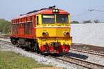 Als Nebenfahrt von Kanchanaburi kommend, fährt am 27.November 2025 die AHK 4214 (Co'Co', de, Krupp, Bj.1980, Fab.Nr. K-5481) in die Tha Muang Station ein.