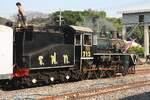 713 (ex JNR C56.15, 1'C-h2, Hitachi, Bauj. 1935, Fab.Nr. 628) wird am Nachmittag des 27.November 2025 in der Kanchanaburi Station für ihre abendliche Teilnahme an der alljährlichen  River Kwai Bright Week  angeheizt. 